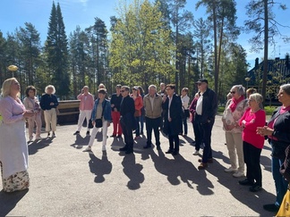 Helsingin Senioreita jugendlinnan pihalla oppaamme Kirsi Mäkelän kansa