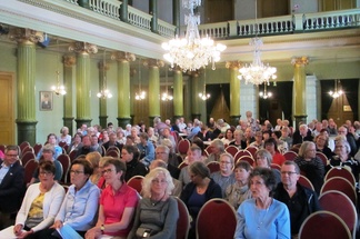 Kokousväkeä VPK:n talolla