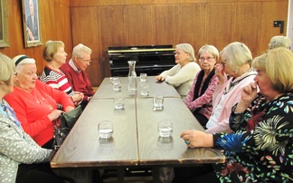 Osallistujia vuosikokouksessa