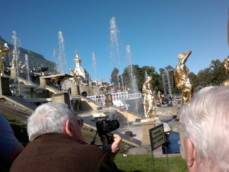 Pietarhovin puiston suihkulähteiden avaus