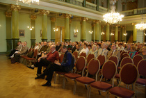 Juhlakokouksen osanottajia