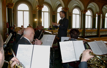 Turun VPK:n puhallinorkesteri kapellimestarinaan Mika Mara