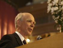 Juhlapuhuja Heikki Koski Turun VPK:n talossa.