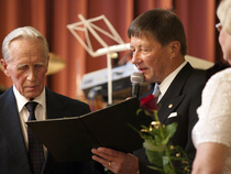 Olavi Koivu saa ansiomerkin Turun VPK:n talossa 27.5.2010.