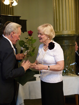 Marianne Jonasson kukittaa Olavi Koivun.