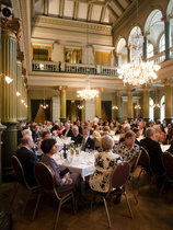 Juhlaillallinen Turun VPK:n talossa.