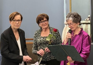 Laura Stenbäck sai juhlassa ansiomerkkinsä