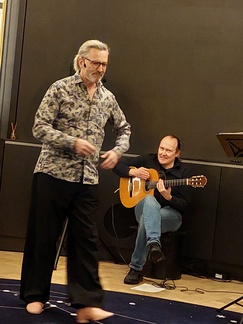 Meitä viihdytti Kai Lehmus säestäjänsä kanssa