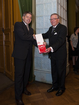 Aluepäällikkö Erkki Pakola ja puheenjohtaja Leo Mäkinen Turun vuosikokouksessa 27.5.2010