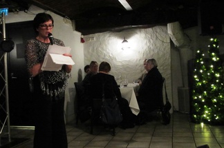 Puheenjohtaja kimaltelee kilpaa kuusen kanssa