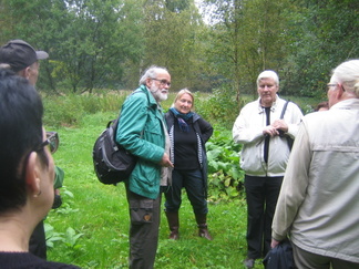 Emäntämme Ulla Rahola keskellä