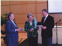Leo Mäkinen ja Hilkka Rajala palkitsemassa pitkäaikaista
rahaston hoitajaa Karin Korvenrantaa.