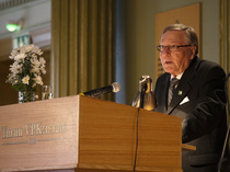 Leo Mäkinen puhuu Turun VPK:n talossa