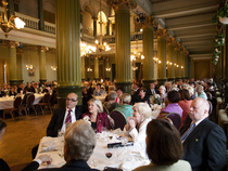 Juhlayleisöä Turun VPK:n talossa 27.5.2010.