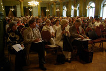 Eturivissä Anna-Terttu ja Kyösti Leikas, Marianne Jonasson ja Taru Ryhti