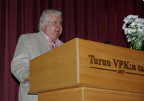 Kai Olenius toivotti kokousväen tervetulleeksi