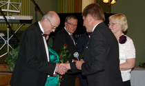 Jorma Söderholm vastaanottaa ansiomerkkinsä