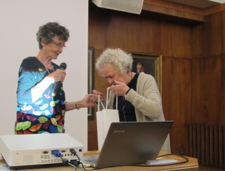 Tuulikki antaa lahjan vieraalle